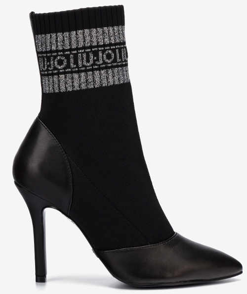 Fekete zoknis női csizma magas tűsarkúval
